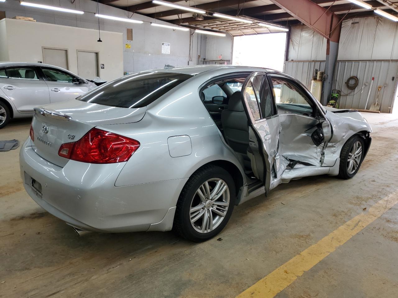 2011 Infiniti G37 Sedan - Фото 3