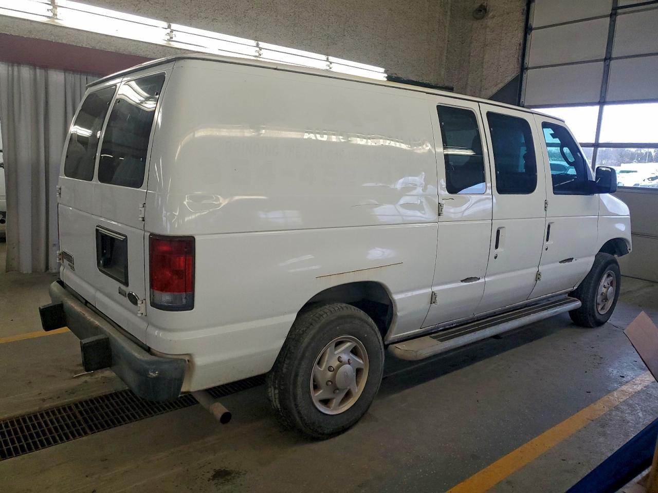 2013 Ford Econoline E250 - Фото 3