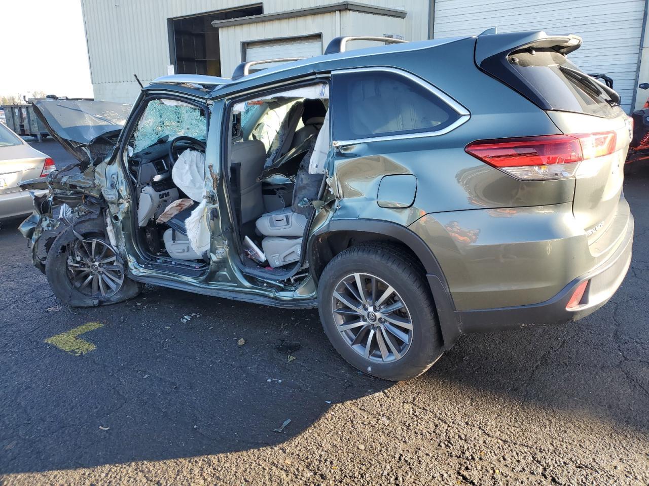 2018 Toyota Highlander Se - Фото 2