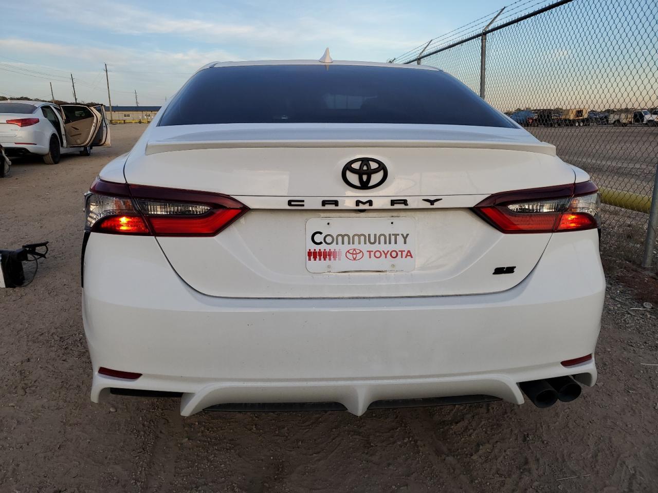 2022 Toyota Camry Se - Фото 6