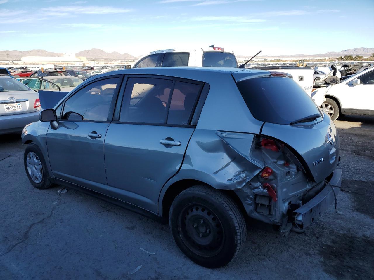 2011 Nissan Versa S - Фото 2