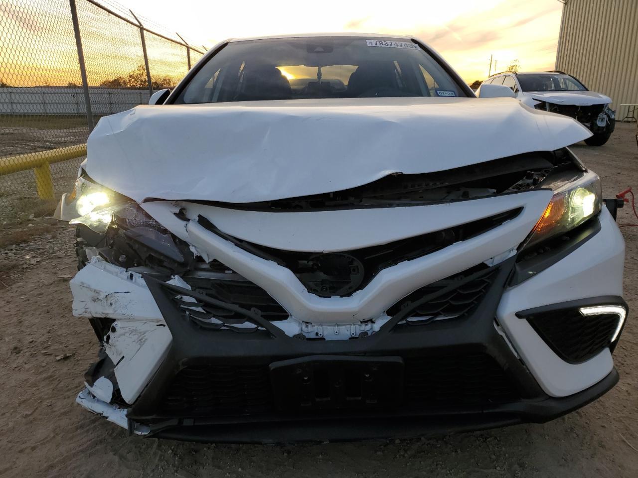 2022 Toyota Camry Se - Фото 5