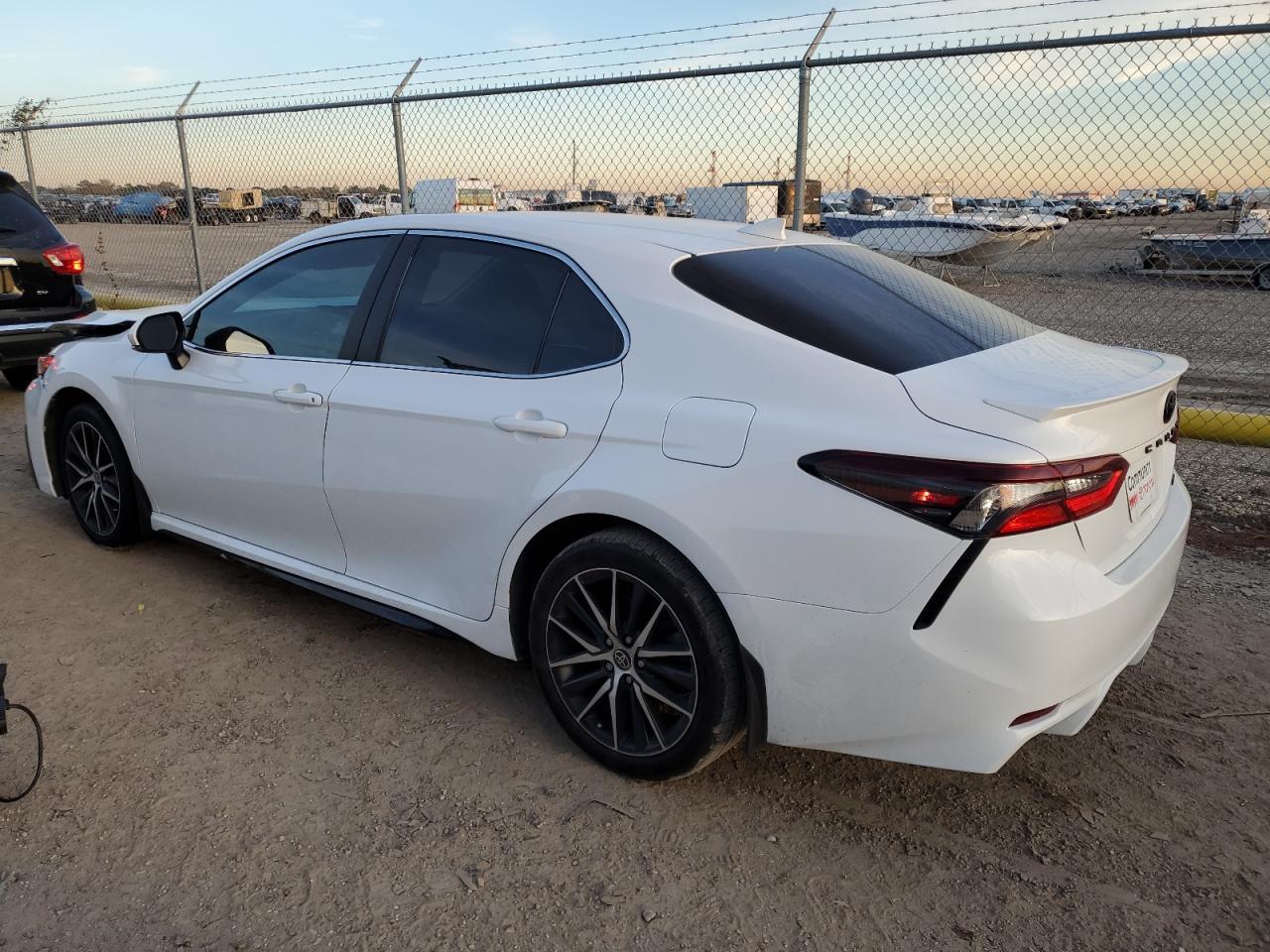 2022 Toyota Camry Se - Фото 2