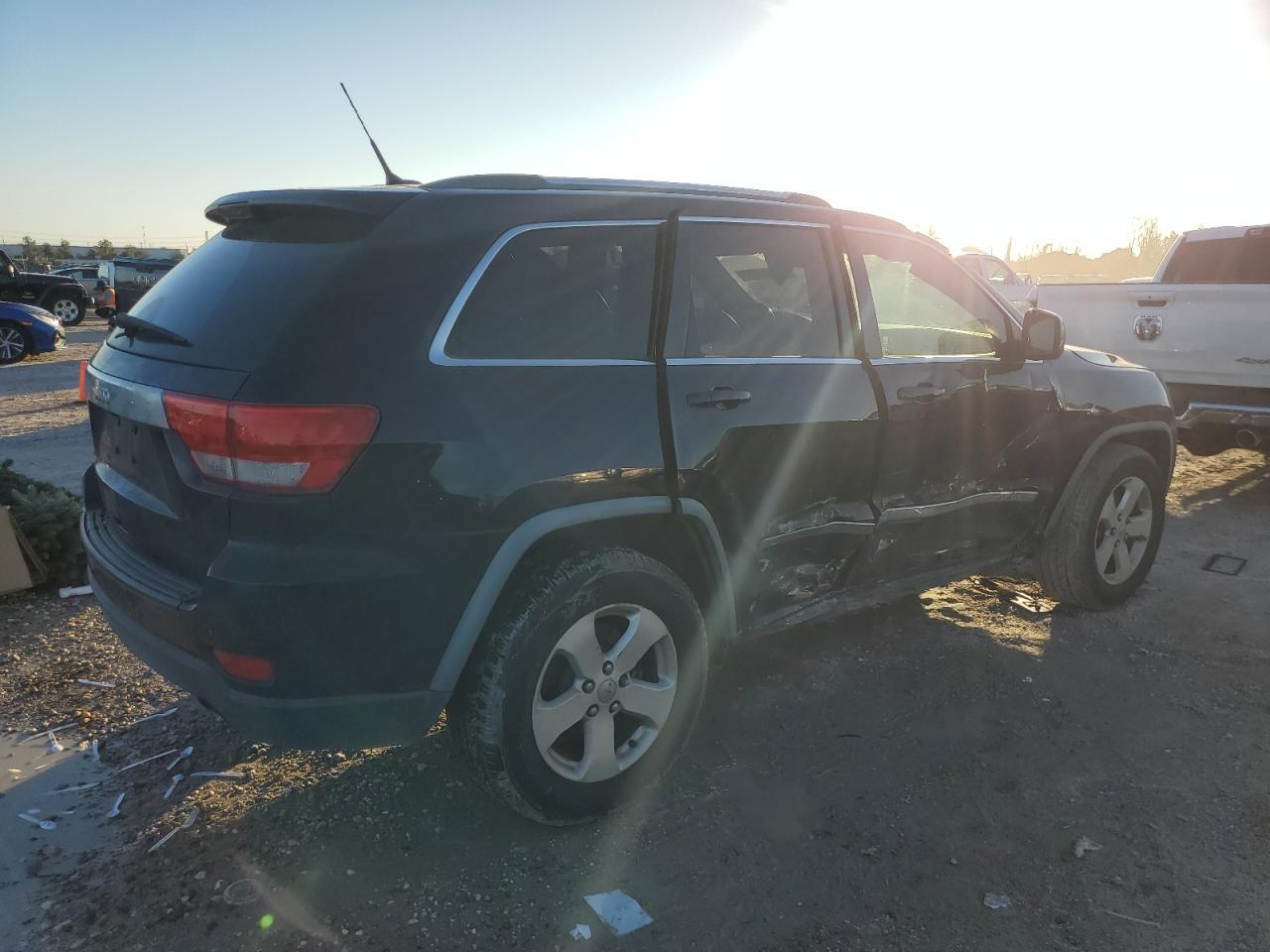 2011 Jeep Grand Cherokee Laredo - Image 3