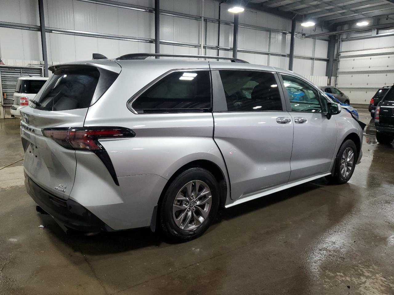 2023 Toyota Sienna Xle - Image 3