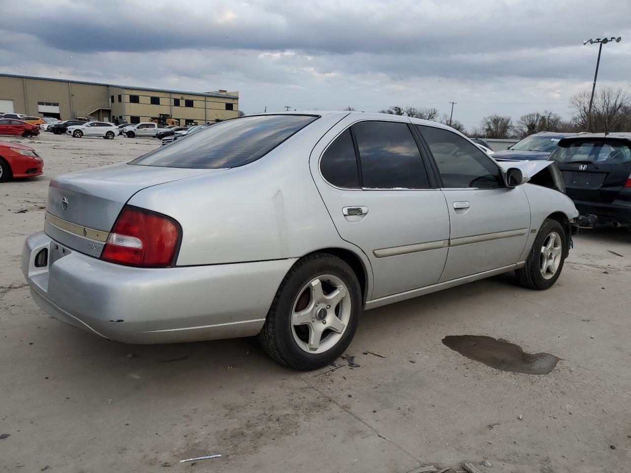 2001 Nissan Altima Xe - Фото 3