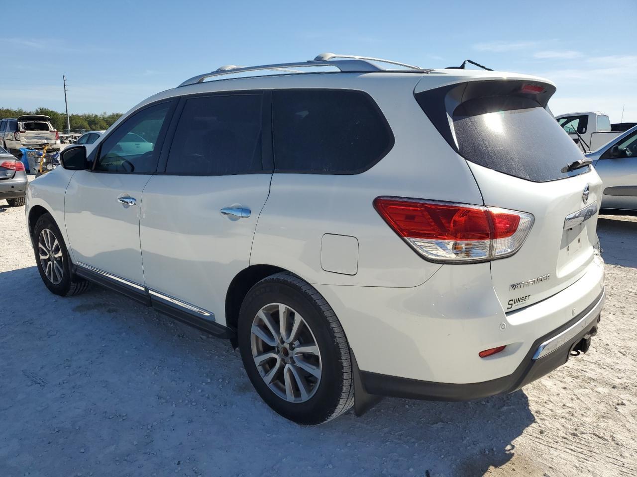 2015 Nissan Pathfinder S - Фото 2