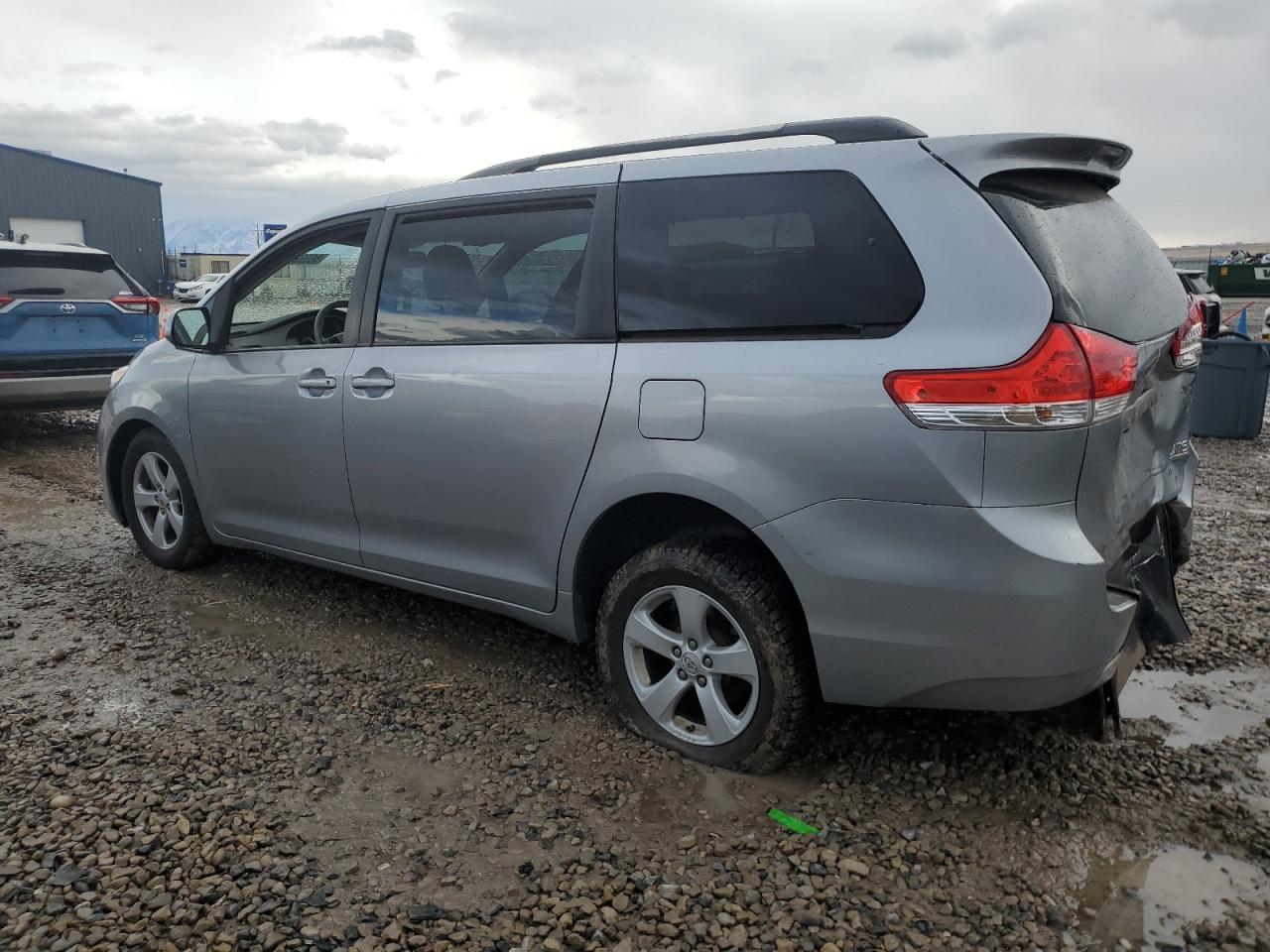 2011 Toyota Seinna - Image 2