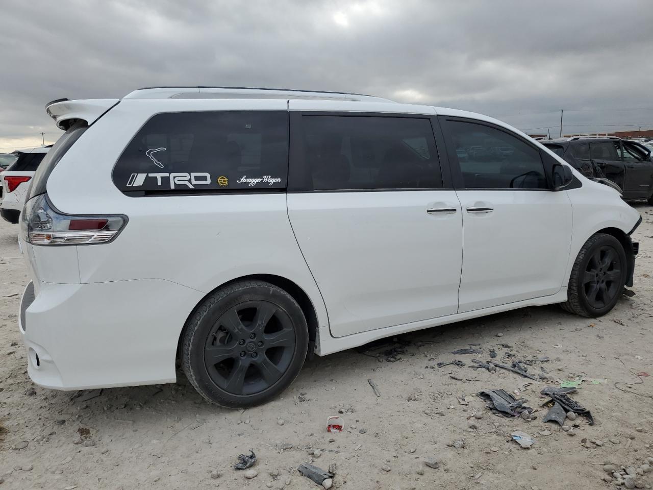 2016 Toyota Sienna Se - Image 3