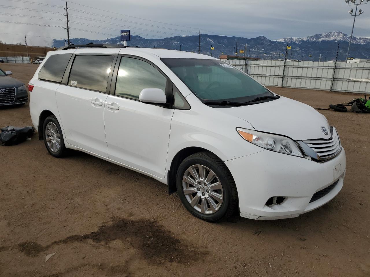 2015 Toyota Sienna Le - Image 4