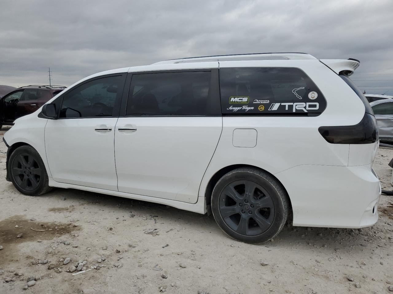 2016 Toyota Sienna Se - Image 2