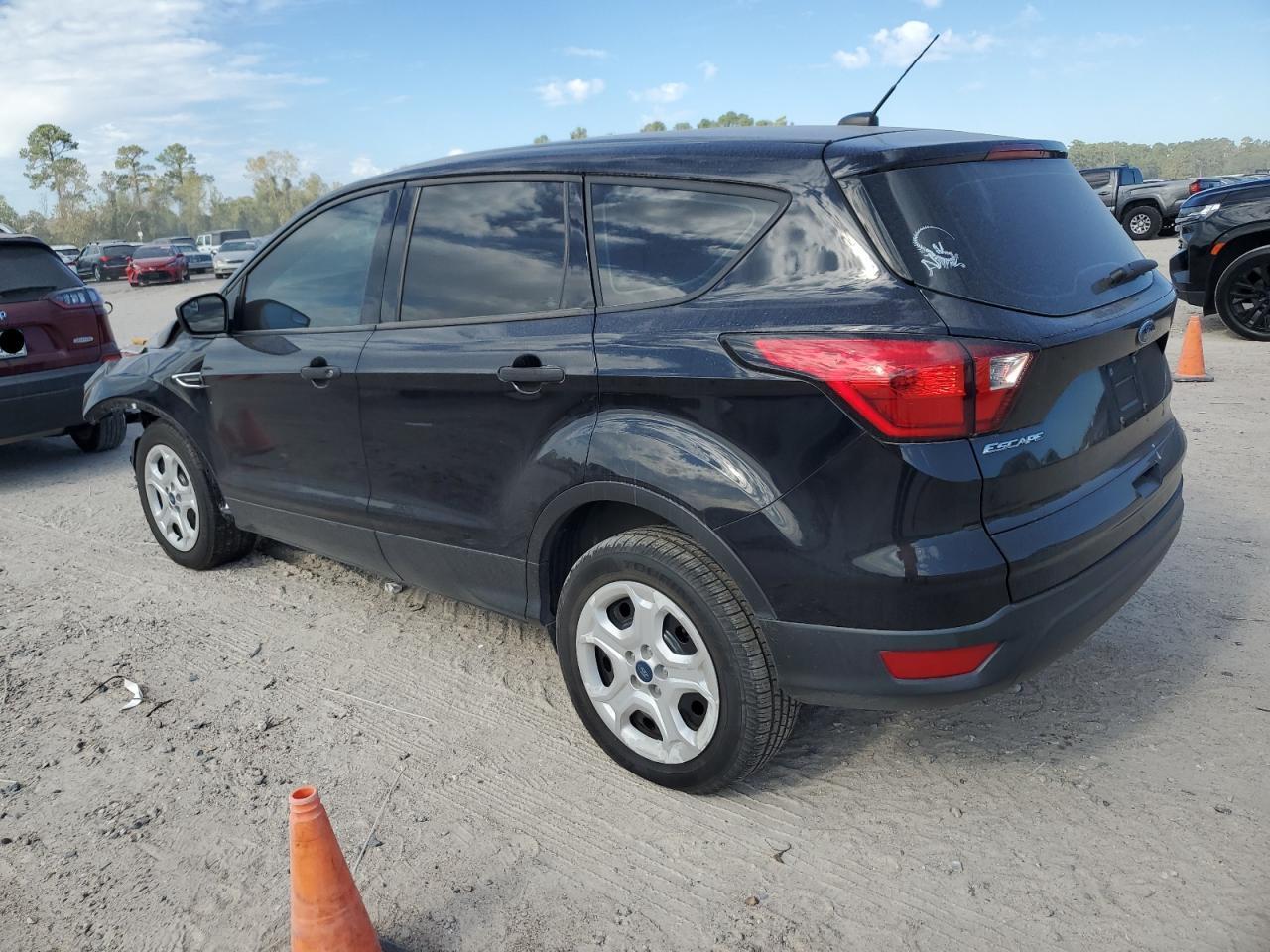2019 Ford Escape S - Фото 2