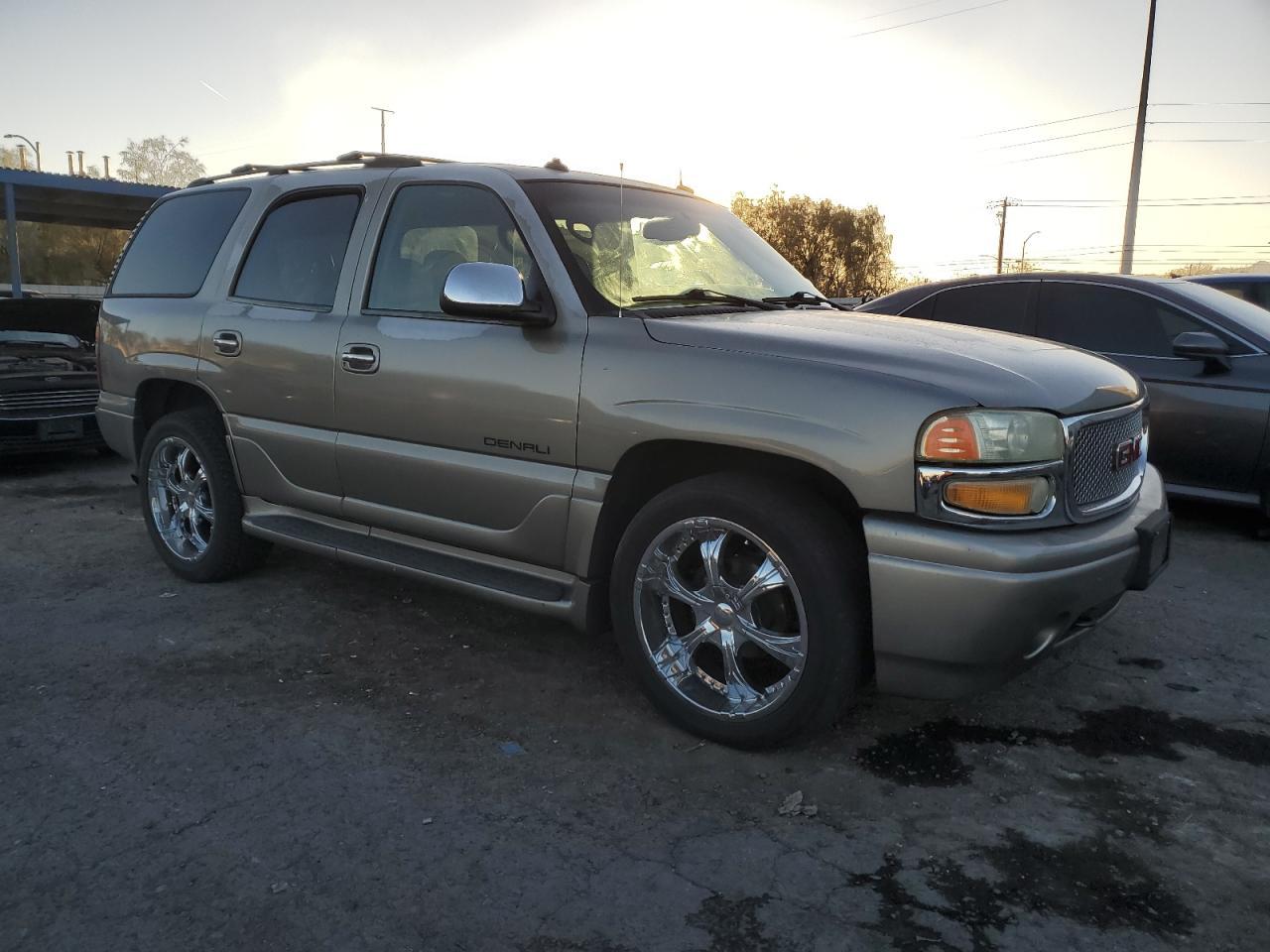 2003 GMC Yukon Denali - Image 4