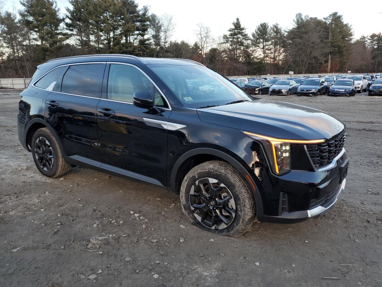 2025 Kia Sorento S - Image 4