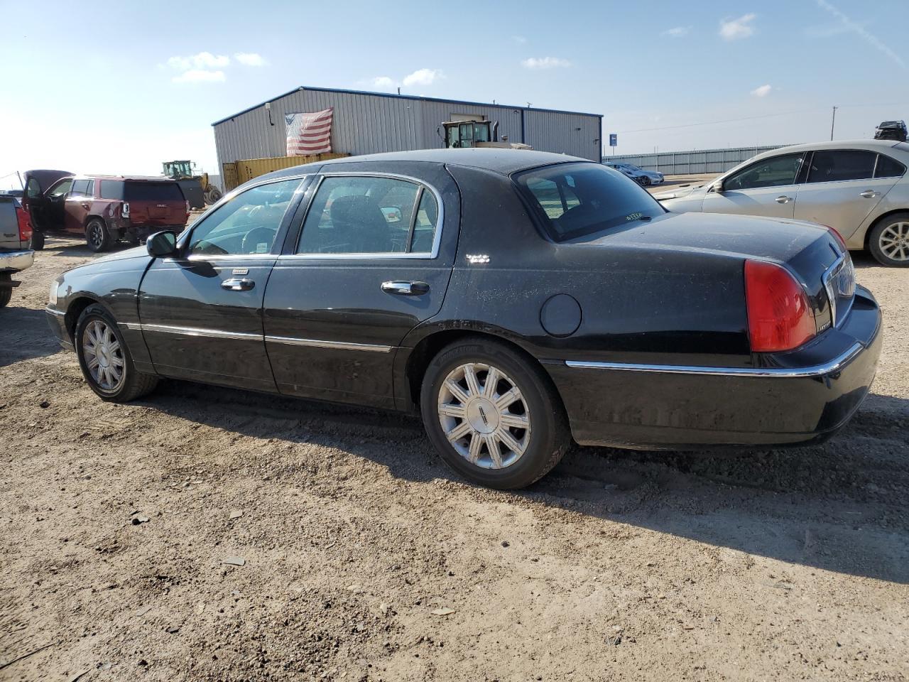 2011 Lincoln Town Car Signature Limited - Фото 2