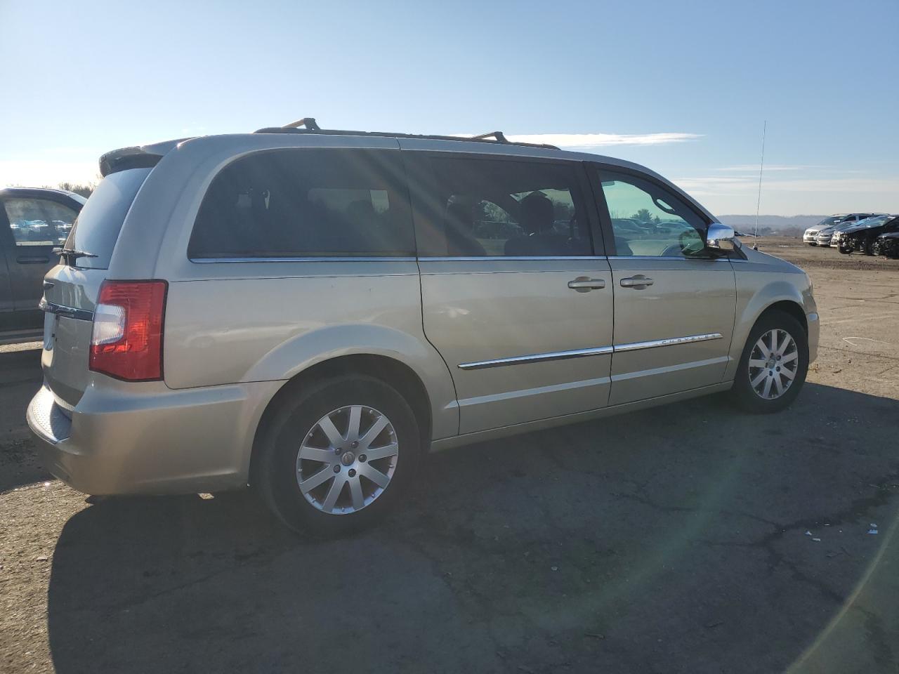 2011 Chrysler Town & Country Touring L - Фото 3