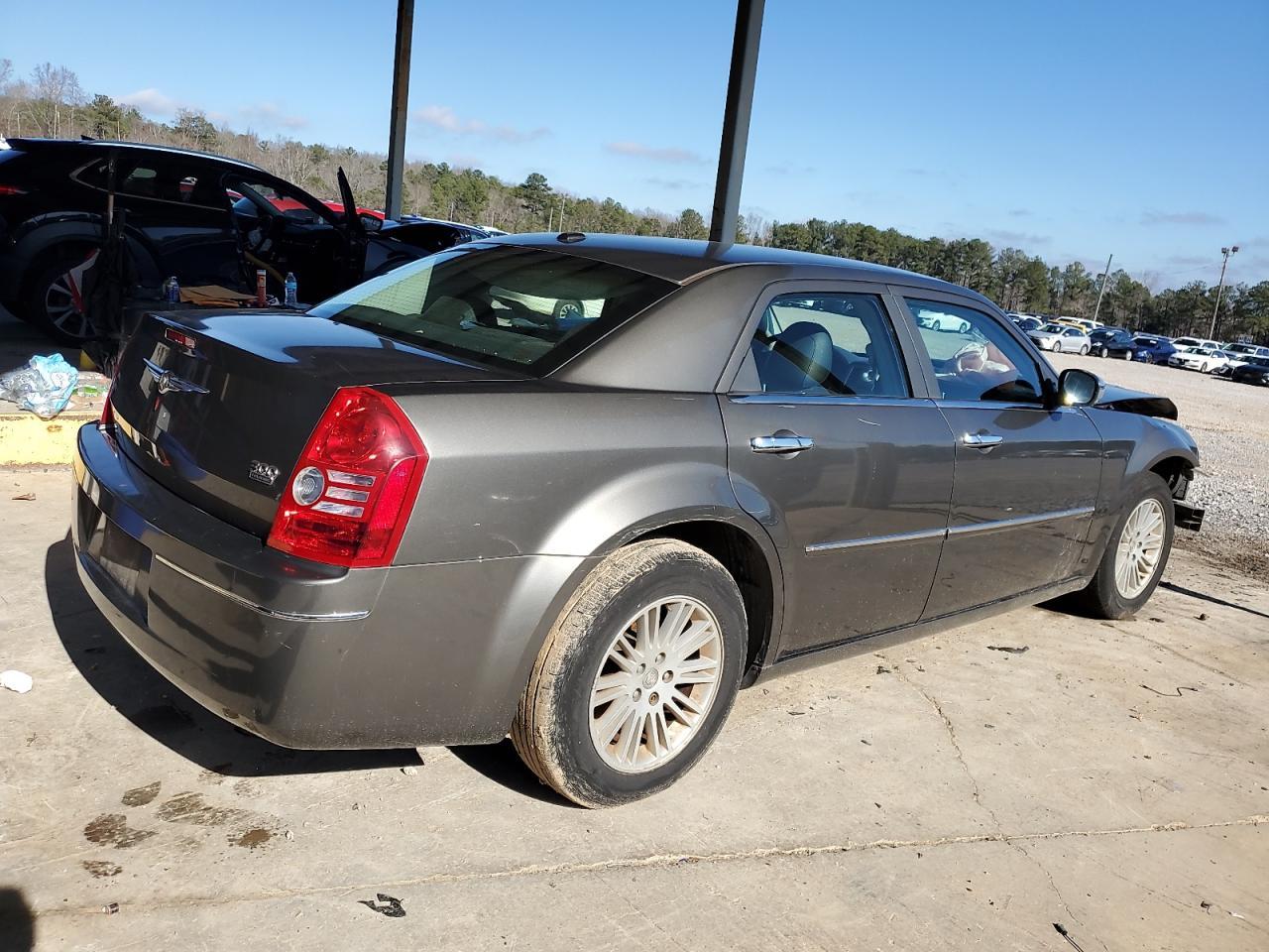 2010 Chrysler 300 Touring - Фото 3