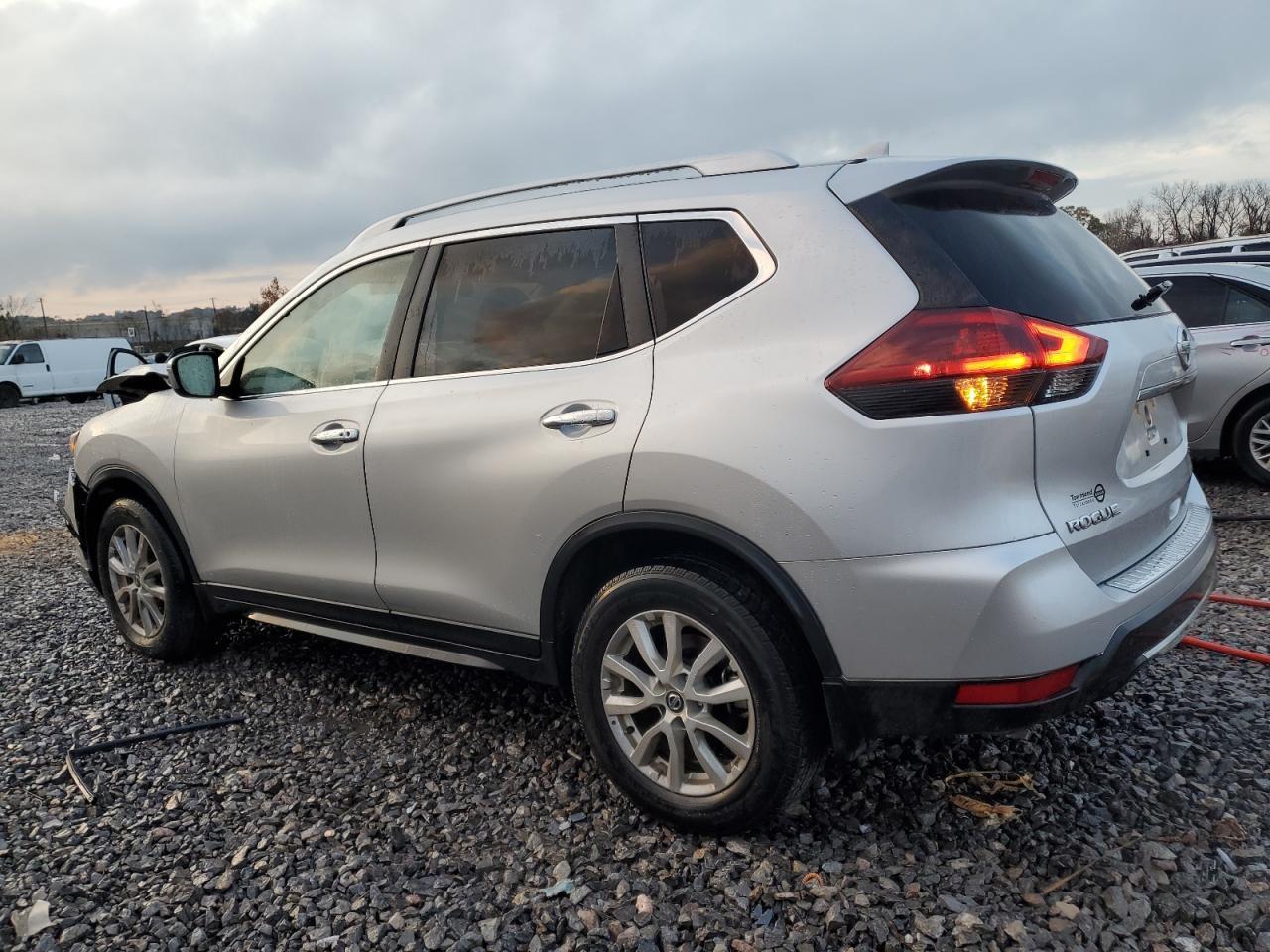 2018 Nissan Rogue S - Фото 2