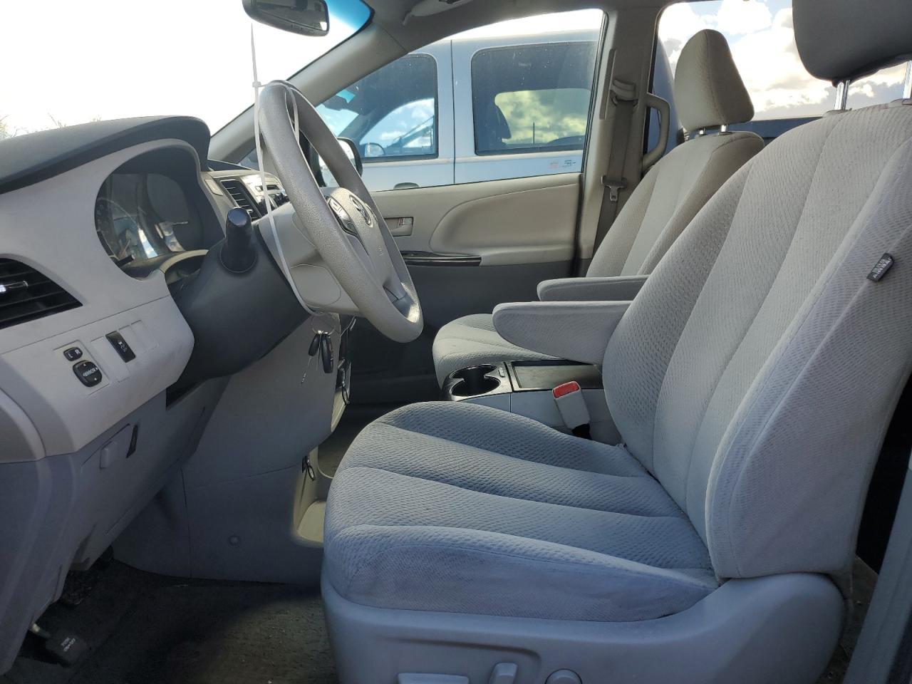 2011 Toyota Seinna - Image 7