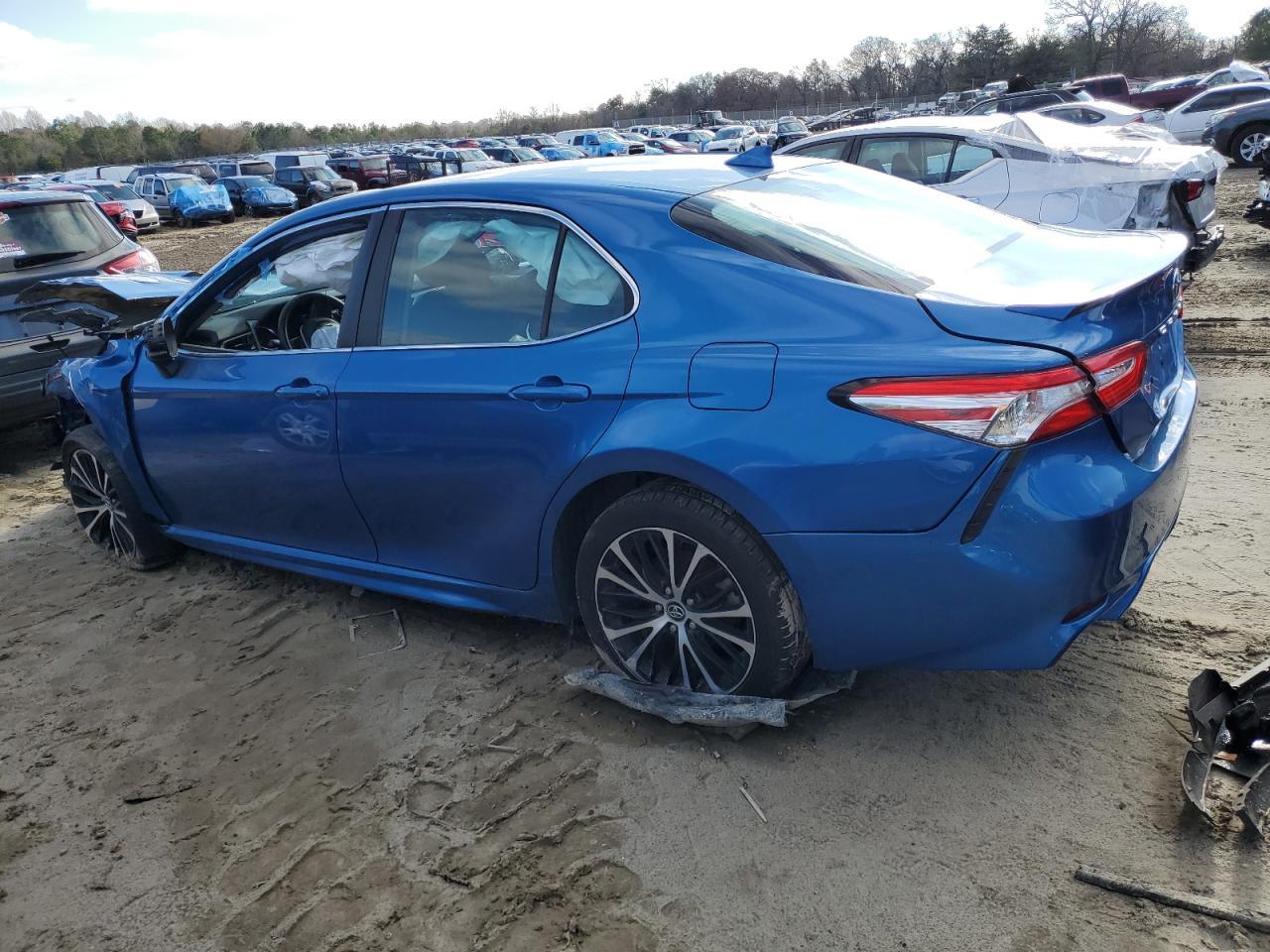 2020 Toyota Camry Se - Фото 2