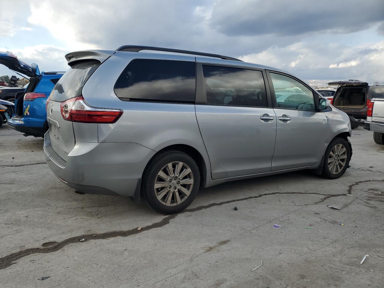 2016 Toyota Sienna Xle - Фото 3