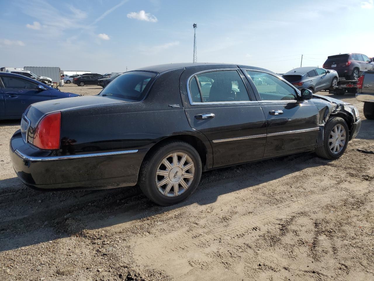 2011 Lincoln Town Car Signature Limited - Фото 3