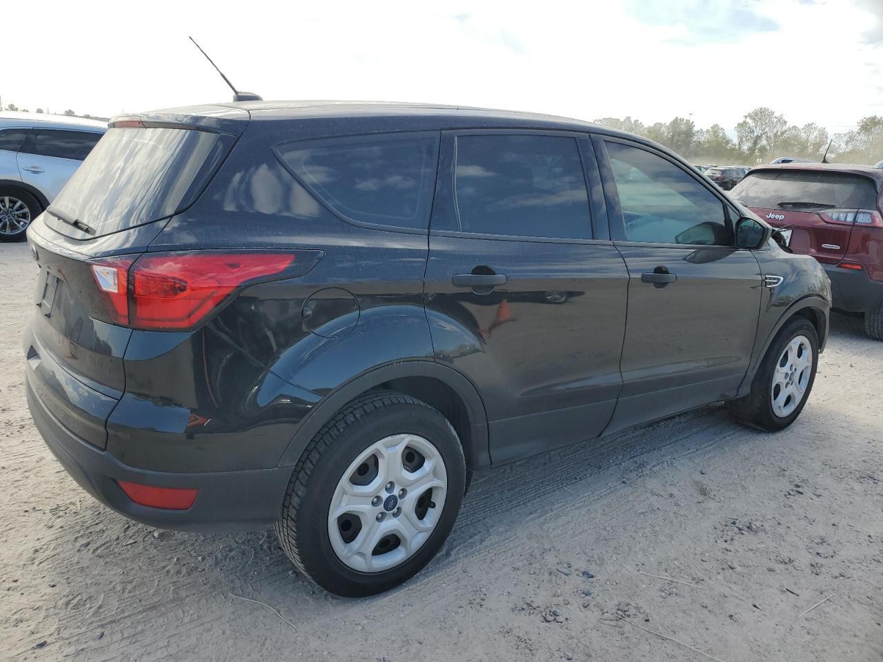 2019 Ford Escape S - Фото 3