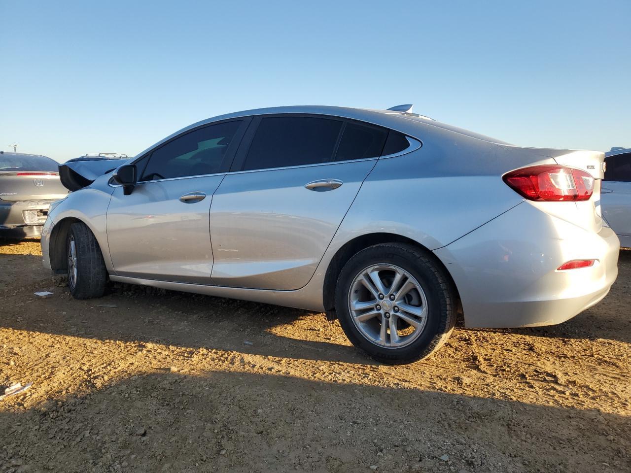 2018 Chevrolet Cruze Lt - Image 2
