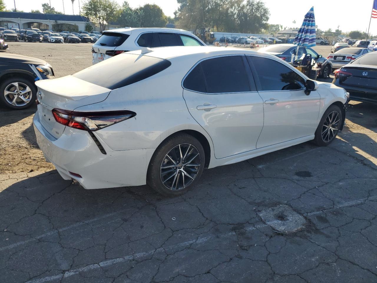 2022 Toyota Camry Se - Фото 3