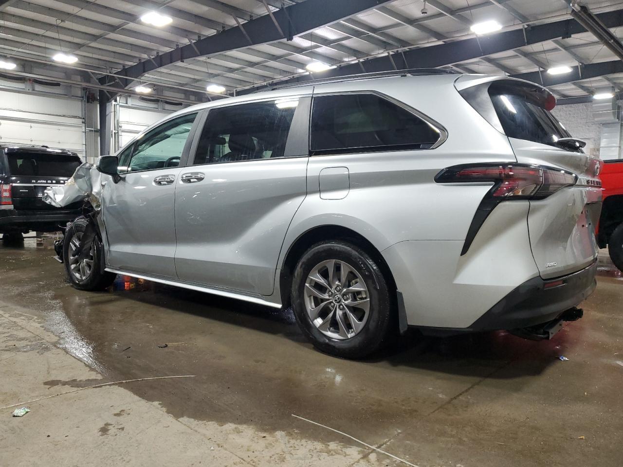 2023 Toyota Sienna Xle - Image 2