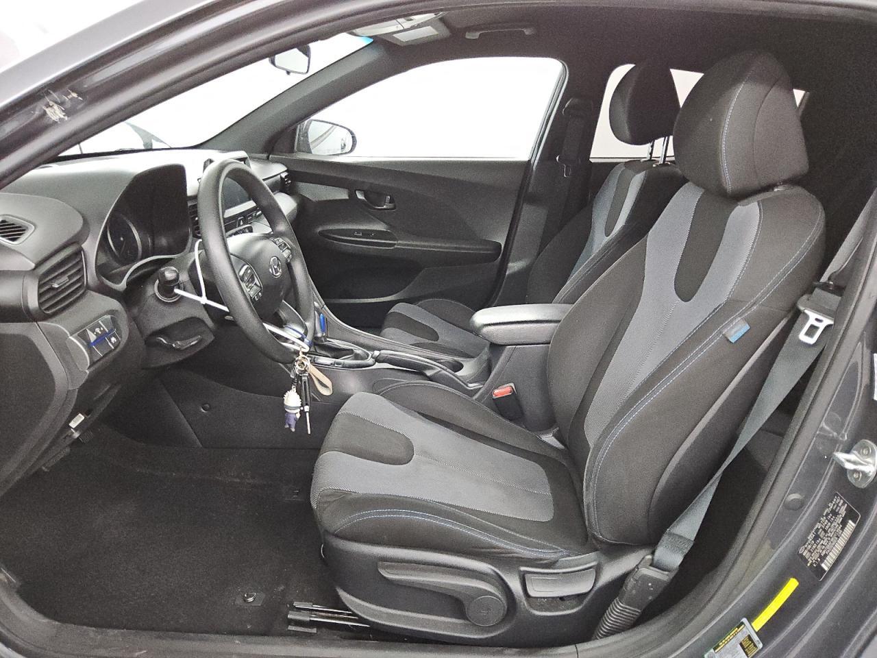 2019 Hyundai Veloster Base - Image 7