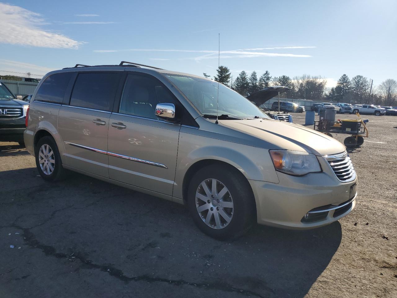2011 Chrysler Town & Country Touring L - Фото 4