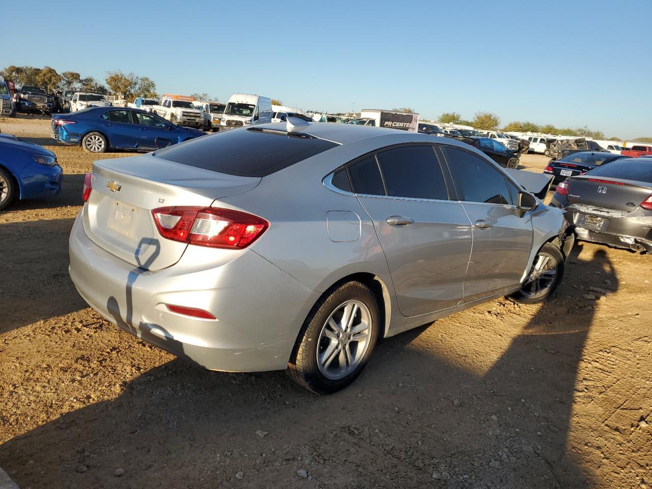 2018 Chevrolet Cruze Lt - Image 3