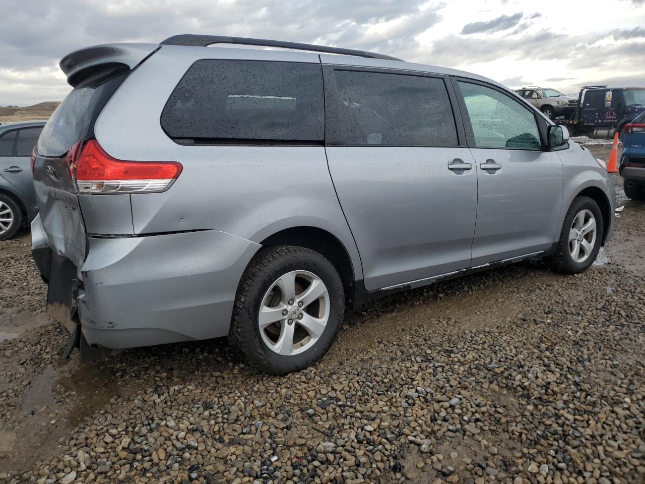 2011 Toyota Seinna - Image 3