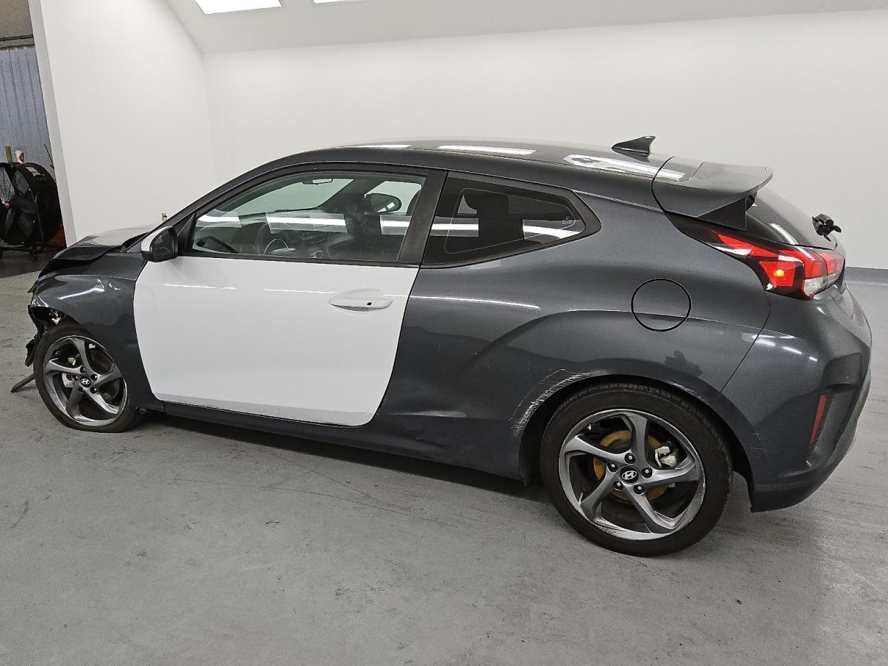 2019 Hyundai Veloster Base - Image 2