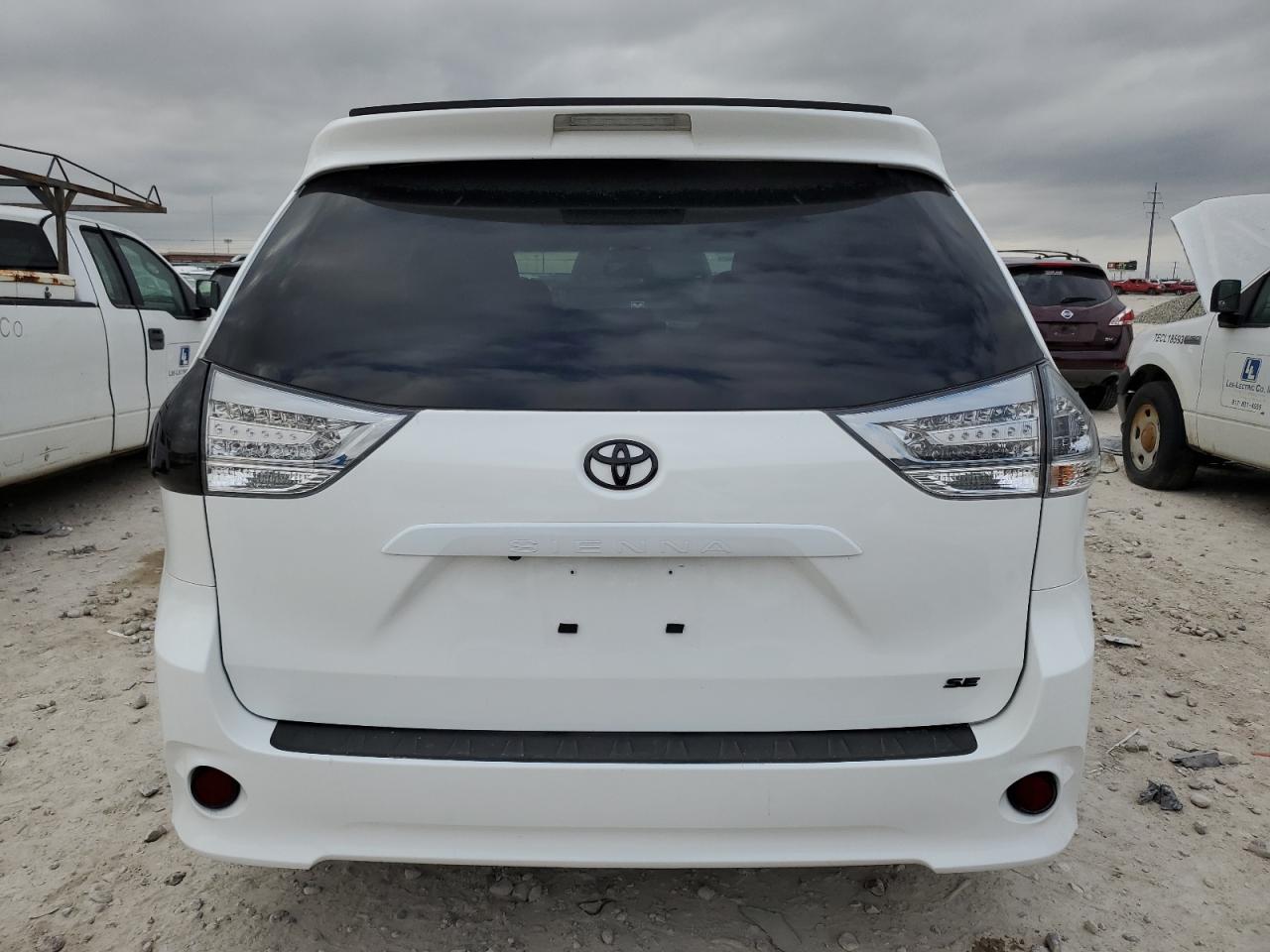 2016 Toyota Sienna Se - Image 6
