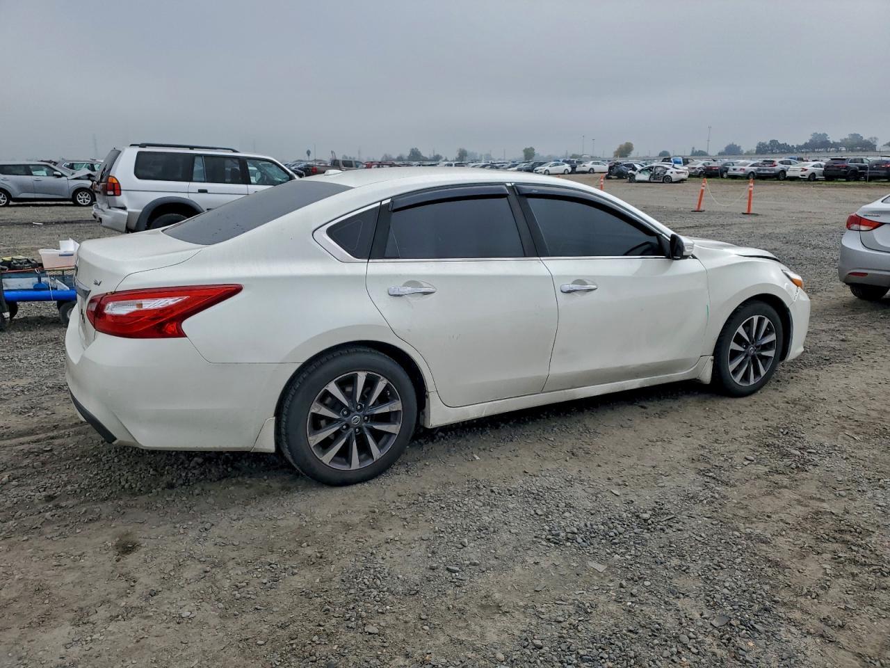 2017 Nissan Altima 2.5 - Image 3