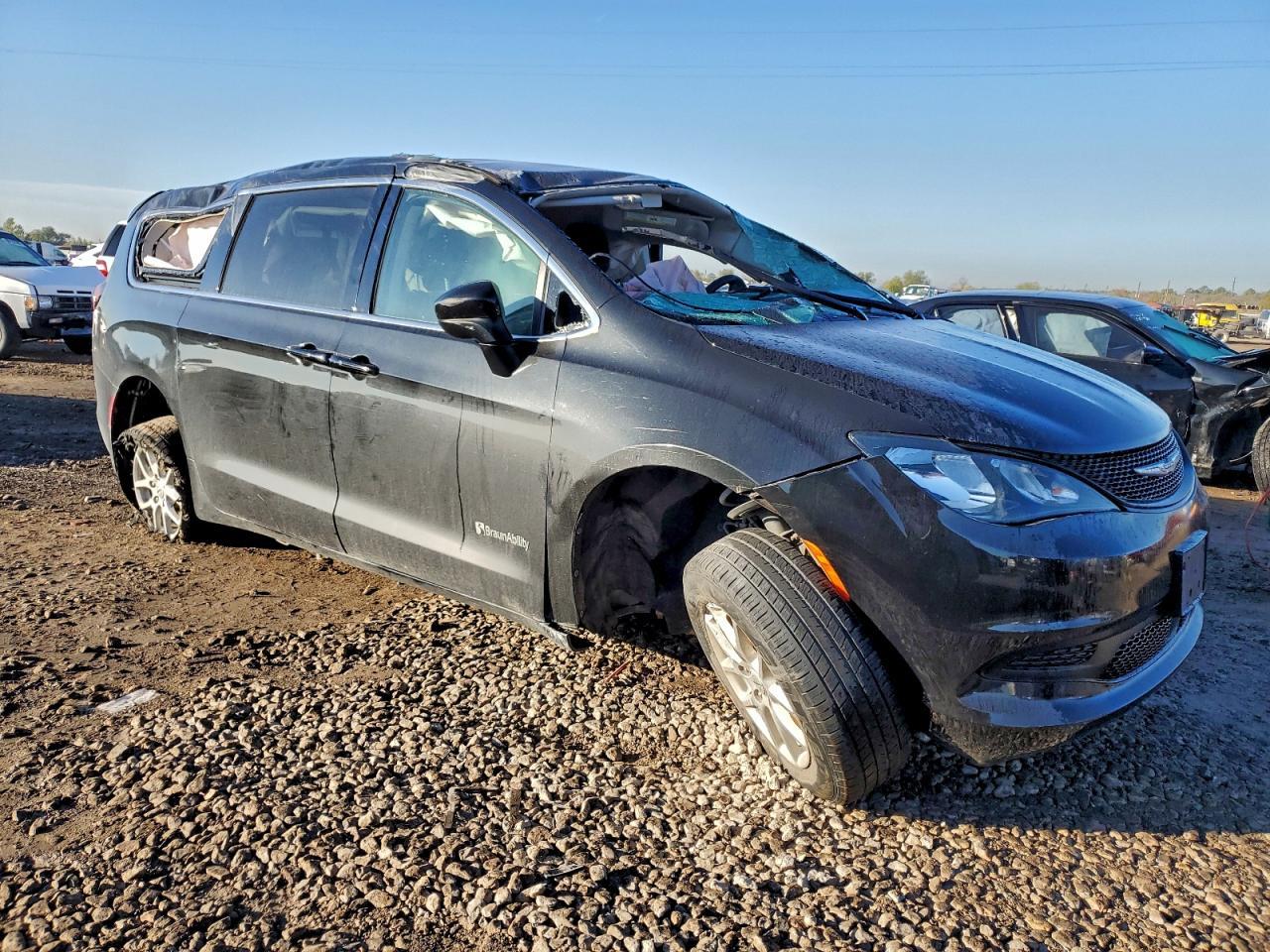 2022 Chrysler Voyager Lx - Image 4