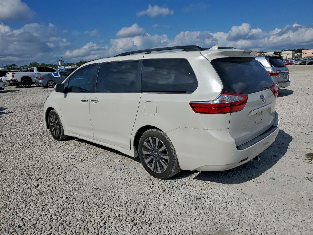 2019 Toyota Sienna Xle - Image 2
