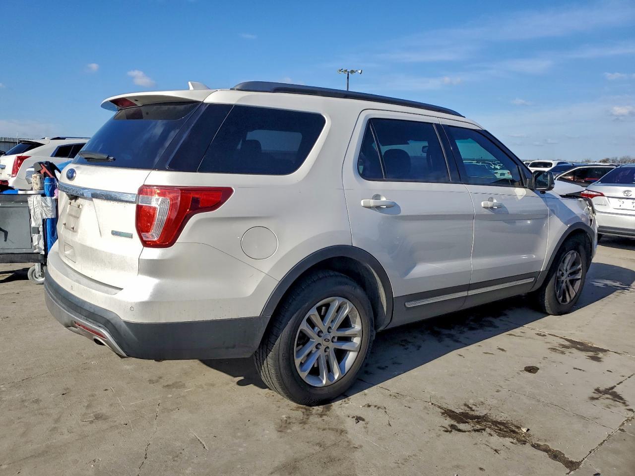 2016 Ford Explorer Xlt - Image 3