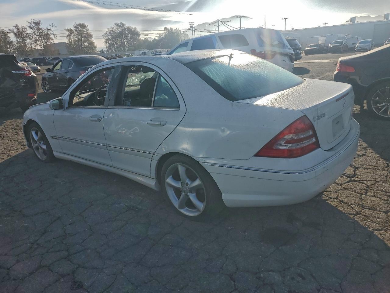 2005 Mercedes-Benz C 230K Sport Sedan - Фото 2