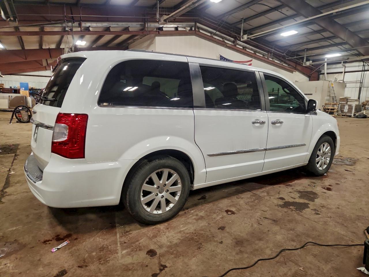 2016 Chrysler Town & Country Touring - Image 3