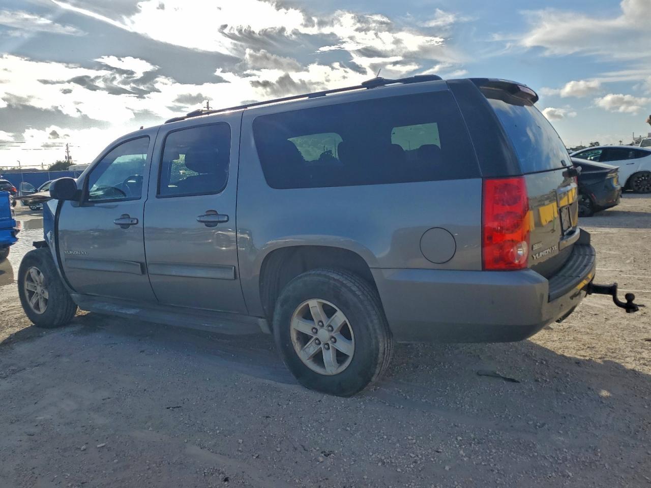 2012 GMC Yukon Xl C1500 Sle - Image 2