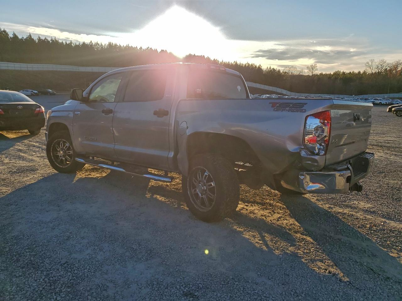 2016 Toyota Tundra Crewmax Sr5 - Image 2