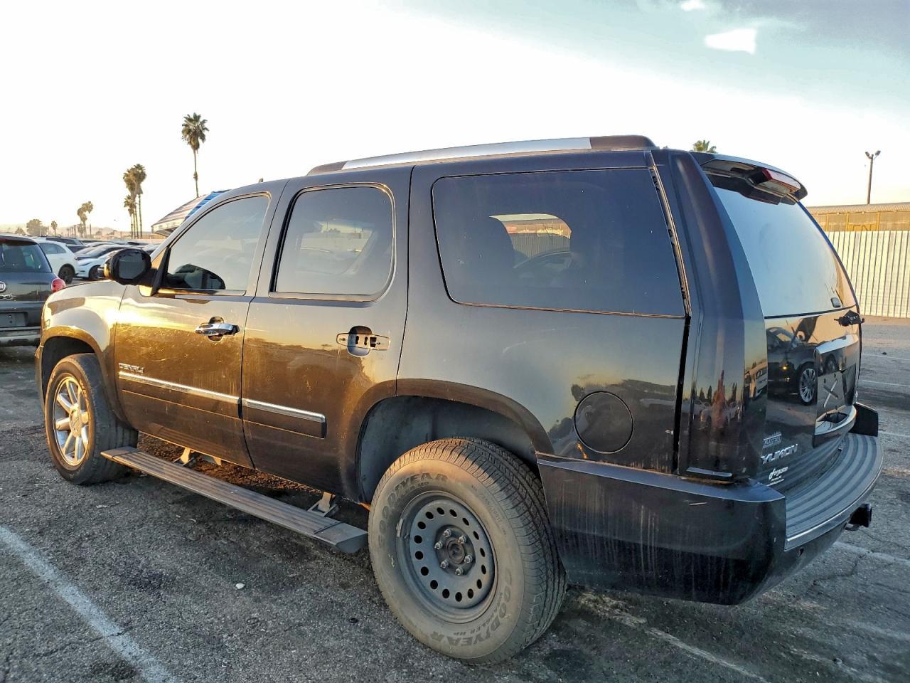 2012 GMC Yukon Denali - Image 2