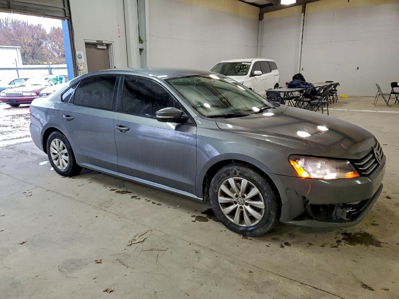 2013 Volkswagen Passat S - Фото 4