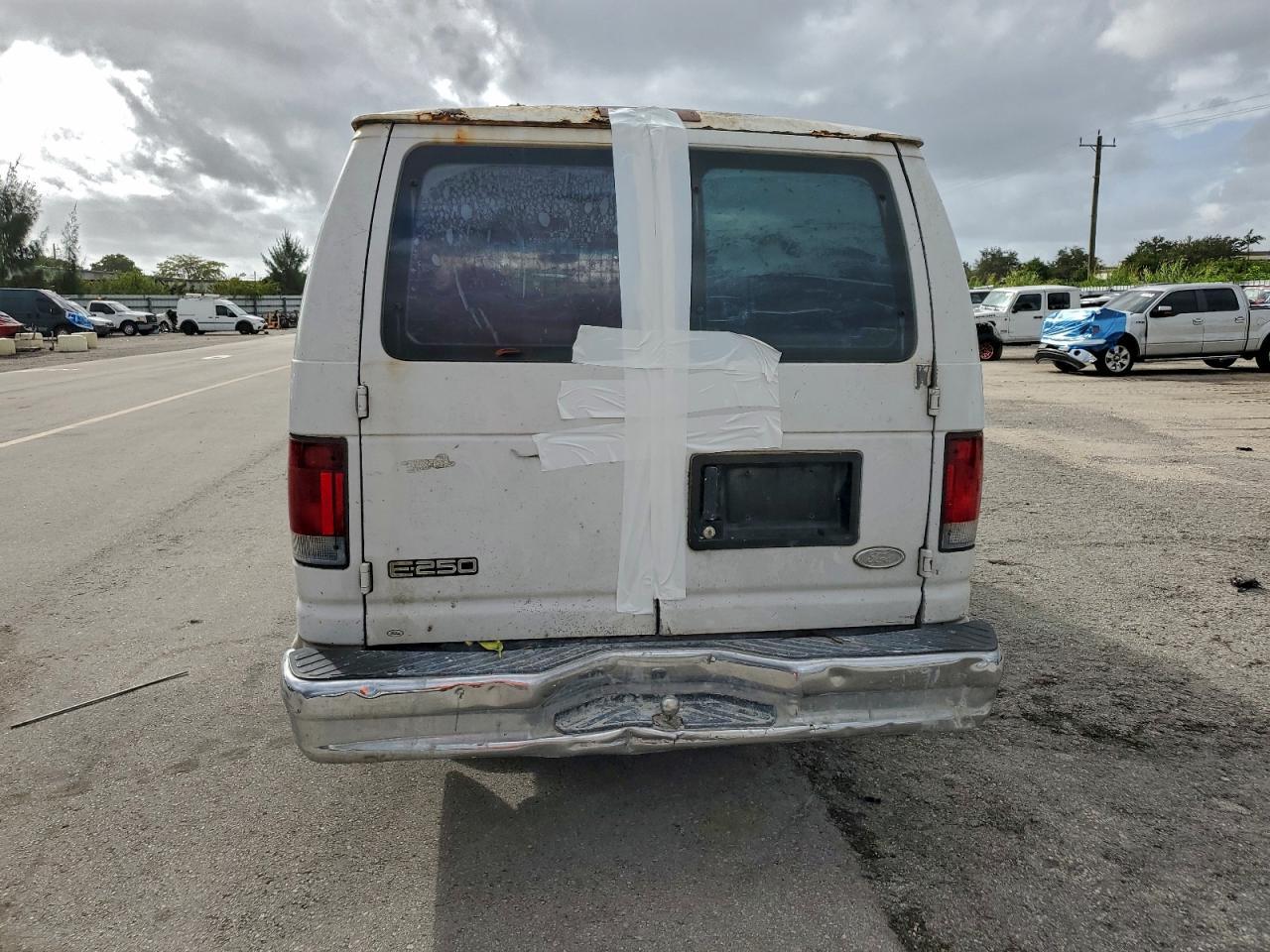 2002 Ford Econoline E250 Van - Фото 6