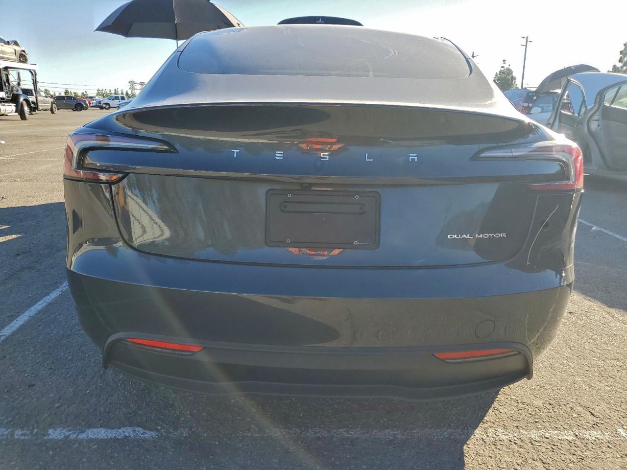 2025 Tesla Model 3 - Фото 6