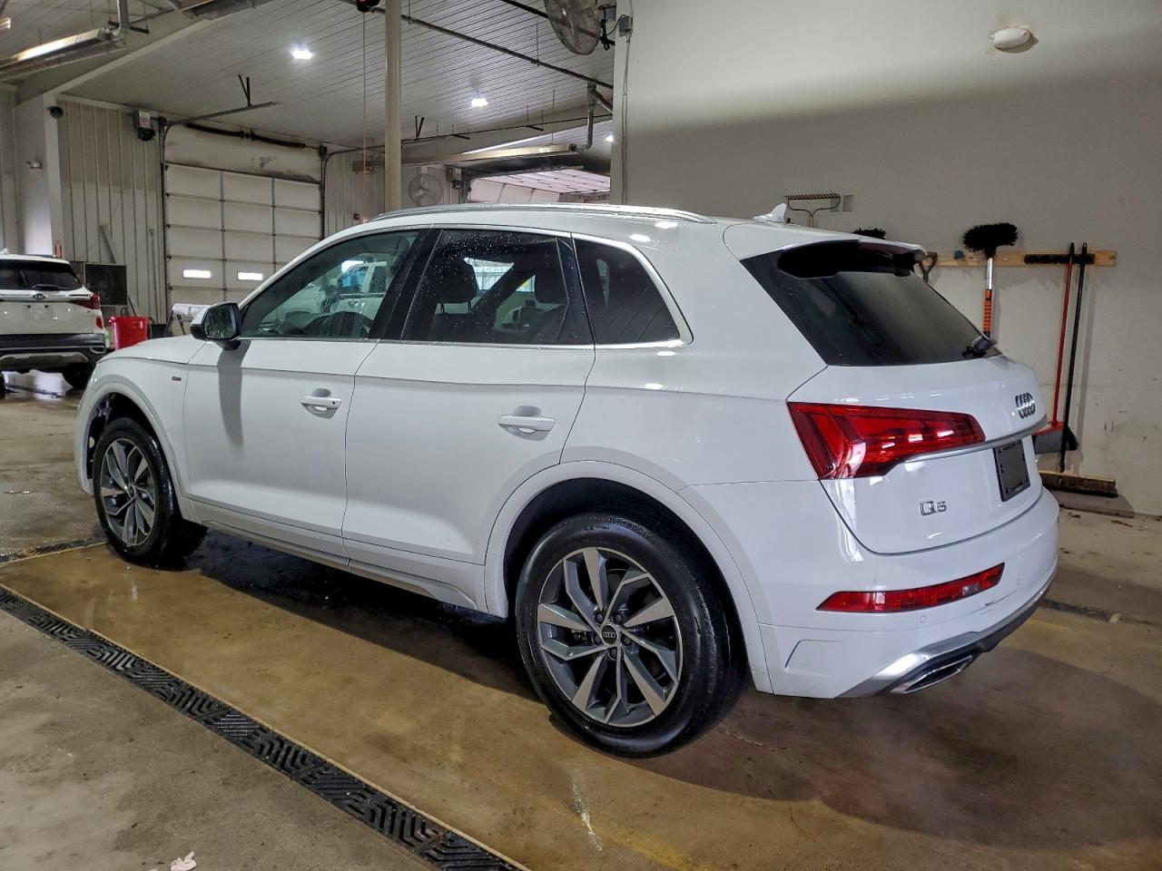 2022 Audi Q5 Premium Plus 45 - Фото 2