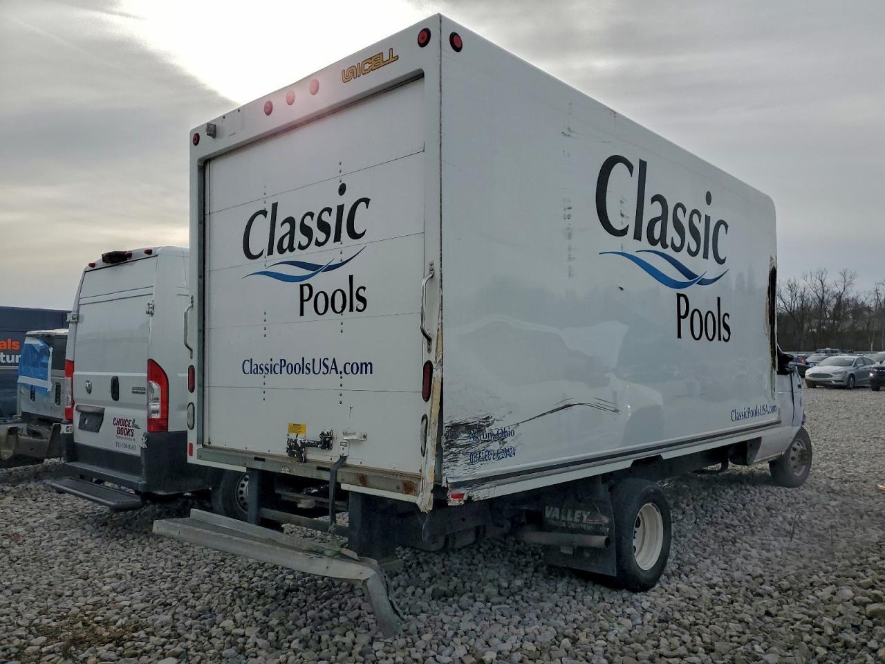 2018 Ford E450 Box Truck - Фото 3